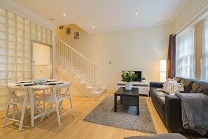 Apartment | Living area | Flat-screen TV - 2 Bed Grassmarket Apartment (Edinburgh)