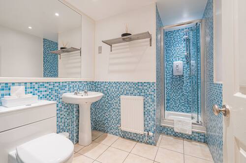 Appartamento | Bagno | Doccia, set di cortesia gratuito, asciugacapelli, asciugamani