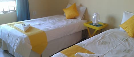 Quarto duplo standard | Individualmente decorados, individualmente mobiliados, escrivaninha