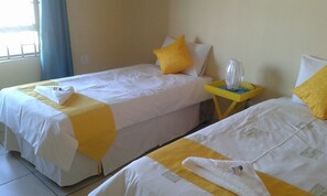 Chambre Standard avec lits jumeaux | Décoration personnalisée, ameublement personnalisé, bureau