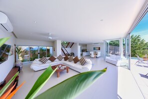 Fernseher, Kamin, Tischtennisplatte, Kinderspielzeug