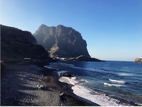 En la playa, arena negra, 2 bares en la playa, surf