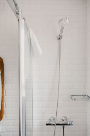 Habitación clásica, 1 habitación, baño privado | Baño | Ducha, secador de pelo y toallas