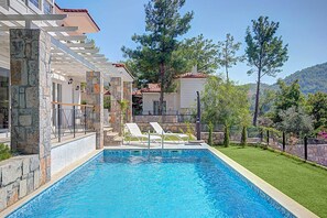 Piscine extérieure, chaises longues