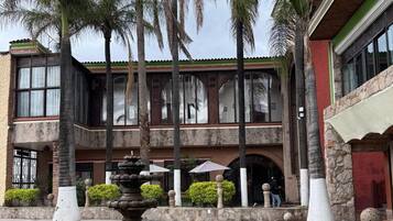 Vista frontal de la propiedad