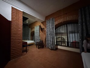 Habitación cuádruple familiar | Edredón, espacio para trabajar con laptop, insonorización y wifi gratis