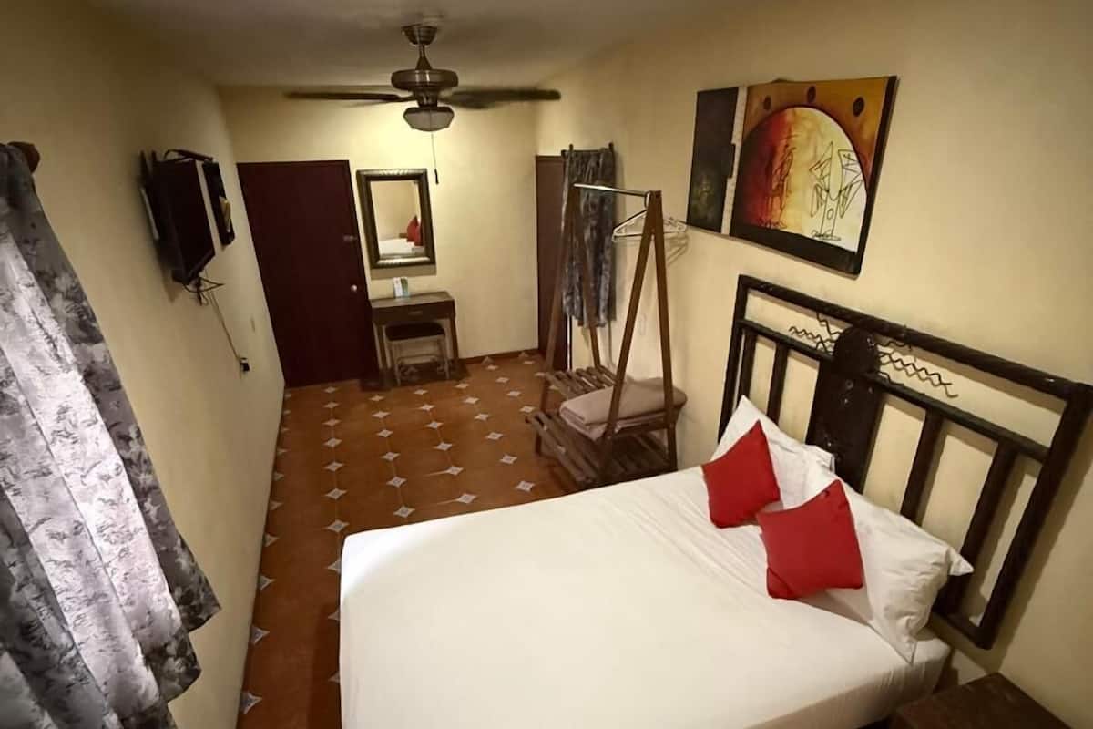 Suite | Down duvets, laptop workspace, soundproofing, free WiFi
