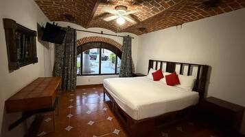 Habitación superior | Edredón, espacio para trabajar con laptop, insonorización y wifi gratis