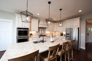 Mikrowelle, Geschirrspüler, Wasserkocher mit Kaffee-/Teezubehör