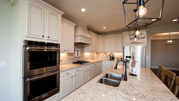 Microwave, dishwasher, coffee/tea maker, cookware/dishes/utensils