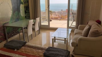 Estudio estándar, 1 cama de matrimonio grande, baño privado, vistas al mar | 1 dormitorio, edredones de plumas, decoración individual