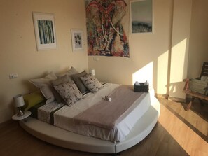 Panoramic dubbelrum - delat badrum | Duntäcken, individuell inredning, unika möbler och strykjärn/strykbräda