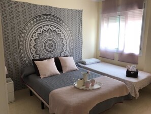 Suite – standard, privat bad | Dundyner, individuelt dekorert og individuelt innredet