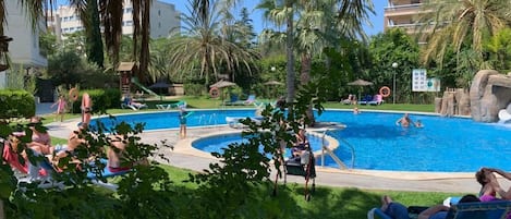 Una piscina al aire libre