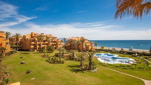 Ein Resort mit mehreren Gebäuden, einem Schwimmbad und Blick auf den Strand.