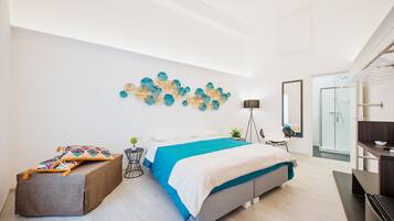 Camera Classic con letto matrimoniale o 2 letti singoli, patio (Porta San Martino) | Una cassaforte in camera, con stile personalizzato, una scrivania