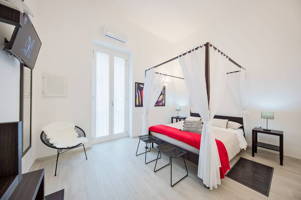 Deluxe Double Room (Porta Rudiae) | In-room safe, individually decorated, desk, free WiFi