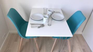 Schreibtisch, laptopgeeigneter Arbeitsplatz, kostenloses WLAN