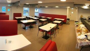 TĂ€gliches inbegriffenes FrĂŒhstĂŒcksbuffet