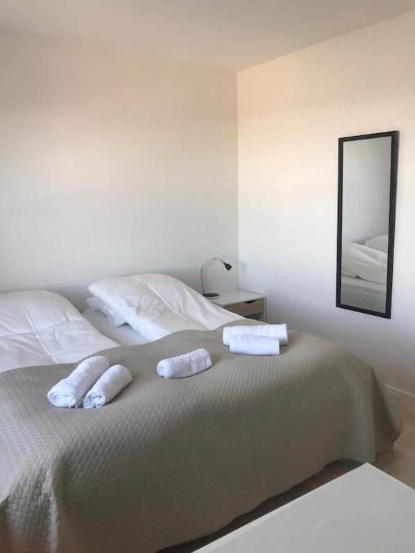 Double Room | Desk, laptop workspace, free WiFi, bed sheets