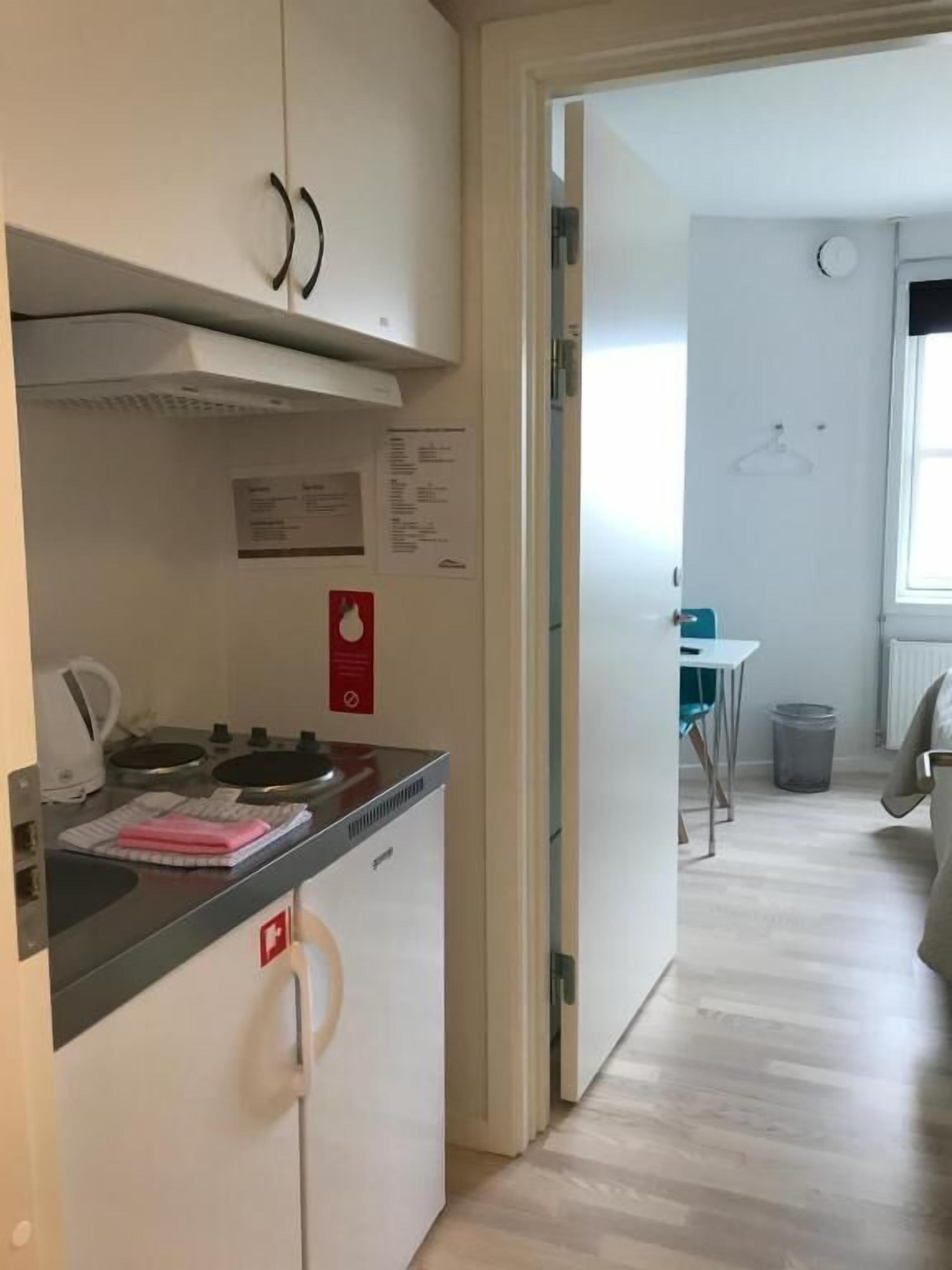 Camera doppia | Angolo cottura privato | Frigorifero, forno, macchina per tè/caffè, bollitore elettrico