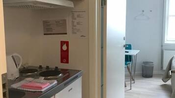 Camera doppia | Angolo cottura privato | Frigorifero, forno, macchina per tè/caffè, bollitore elettrico
