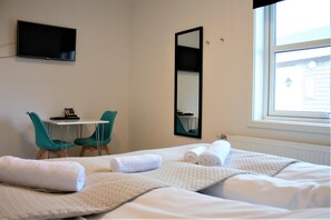 Desk, laptop workspace, free WiFi, bed sheets - Hotel Nuka (Ilulissat)