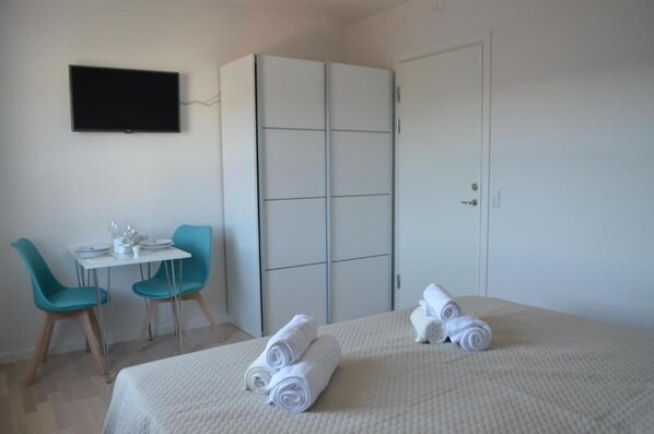 Double Room | Desk, laptop workspace, free WiFi, bed sheets