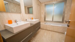 Bathtub, towels - Magna Manilva 2 townhouse (Manilva)