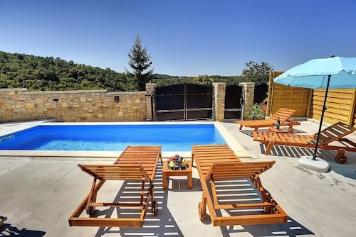 Century old and freshly restored villa with private pool, air conditioning, wifi, terrace and barbecue