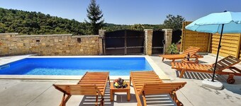 Århundrade gammal och nyligen restaurerad villa med privat pool, luftkonditionering, WiFi, terrass och grill