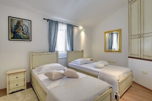 3 室のベッドルーム、デスク、WiFi (無料)、ベッド シーツ