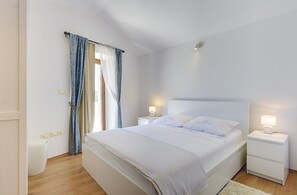 3 bedrooms, desk, free WiFi, bed sheets
