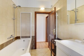 Bathtub, towels