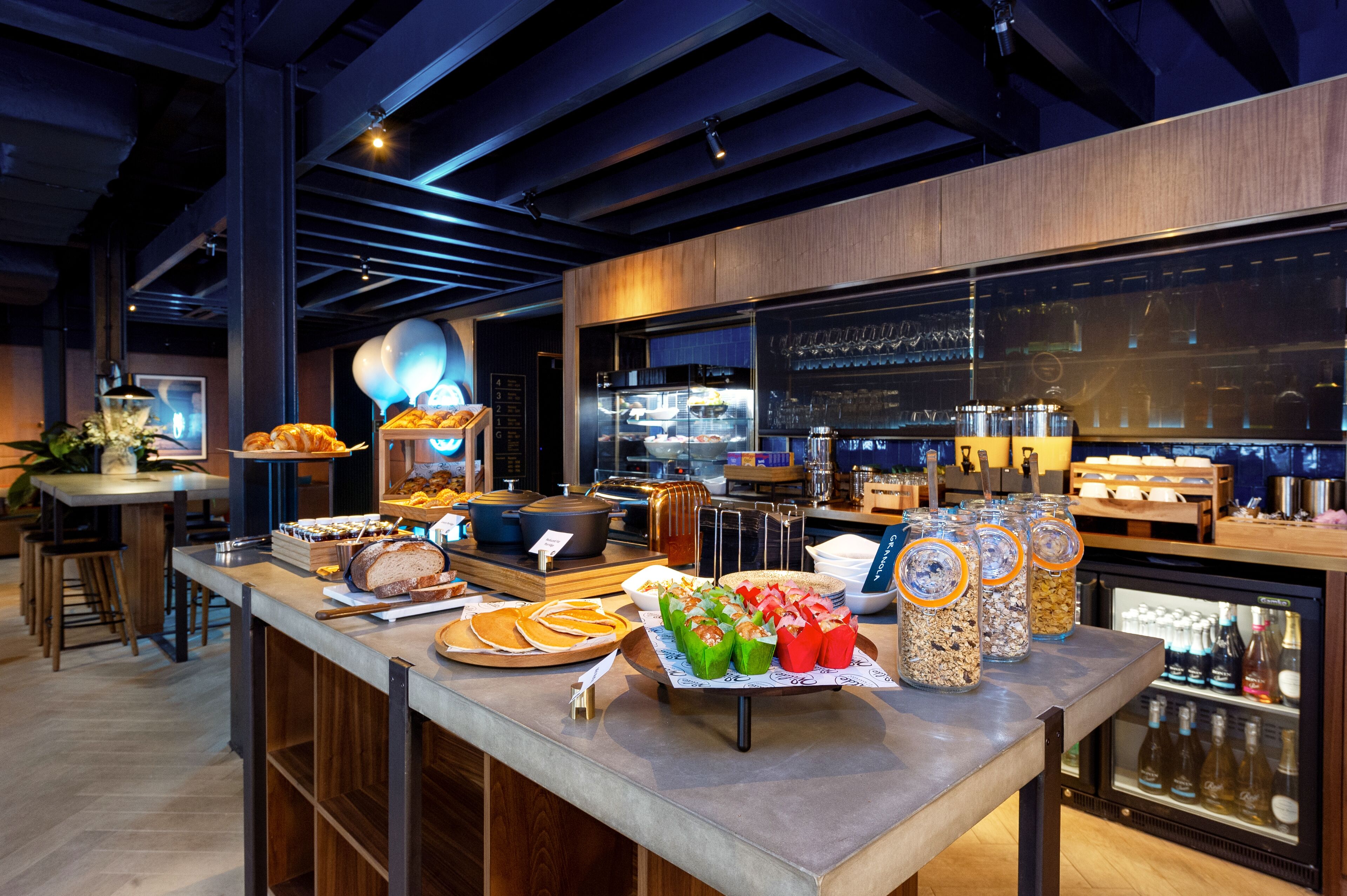 每日供应自助式早餐（每人 GBP 16.95）