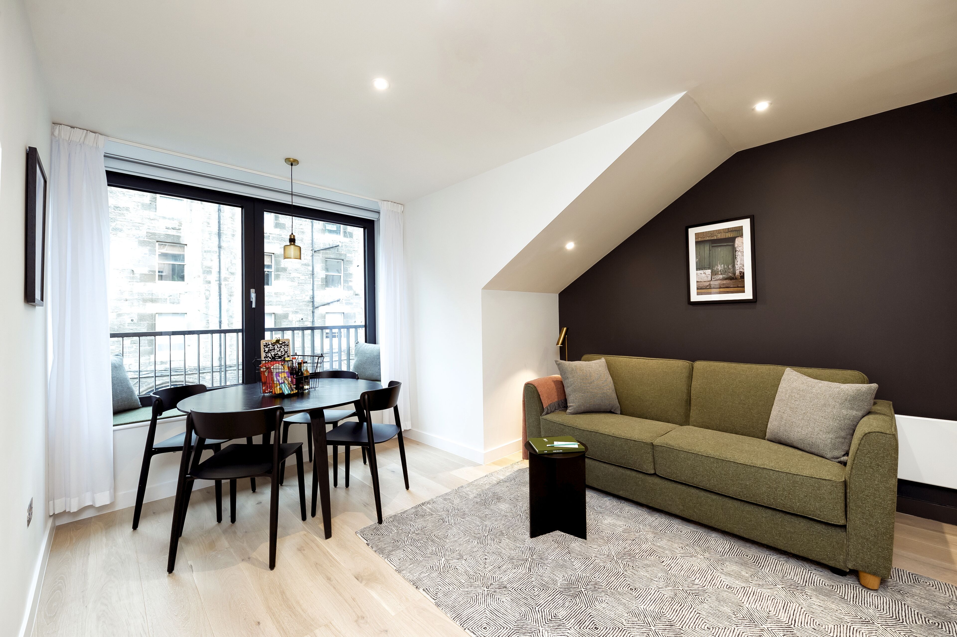 Wilde Two-Bedroom | Vardagsrum | 42-tums platt-tv med digitalkanaler