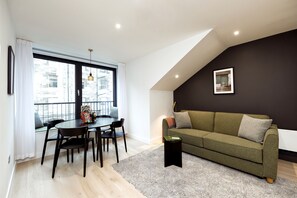 Wilde Two-Bedroom | Oppholdsrom | En 42-tommers Flatskjerm-TV med digitale kanaler