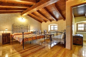 3 bedrooms, desk, free WiFi, bed sheets - Special villa with private pool and large garden (Valtura)
