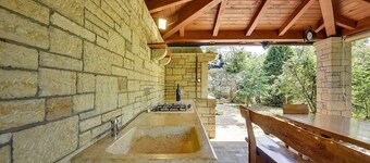 Special villa med privat pool, luftkonditionering, WiFi, tvättmaskin och stor trädgård med grill och terrass
