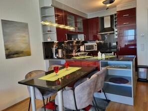 Kühlschrank, Mikrowelle, Ofen, Geschirrspüler