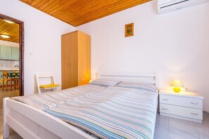 1 bedroom, desk, free WiFi, bed sheets