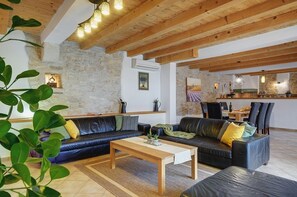 Living area - Superb villa with private pool, pets allowed (Batlug)