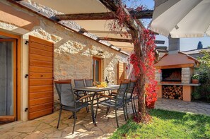 Outdoor dining - Superb villa with private pool, pets allowed (Batlug)