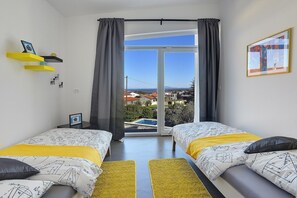 4 bedrooms, desk, free WiFi, bed sheets