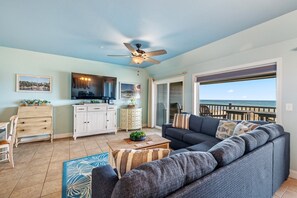 Televisie, een tafeltennistafel en boeken