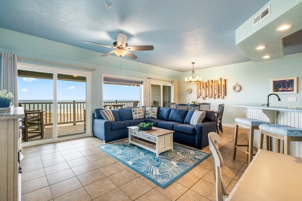 Televisie, een tafeltennistafel en boeken