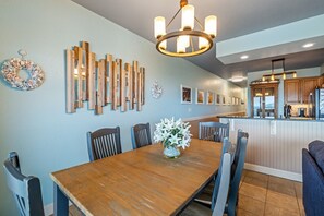 Dining - 2 Bedroom Oceanfront 2 Bath K, Q & Sleep Sofa Large kitchen (Kill Devil Hills, NC 27948)