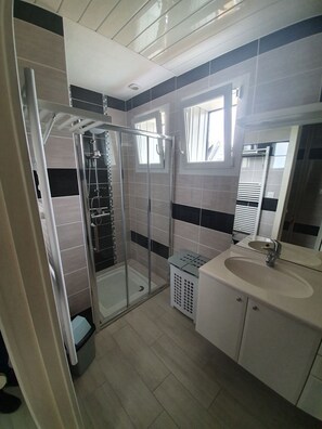 Shower, hair dryer - "KERMAT" house 3 * in MATIGNON (22550) close to shops and beaches (Matignon)