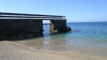 Una spiaggia nelle vicinanze