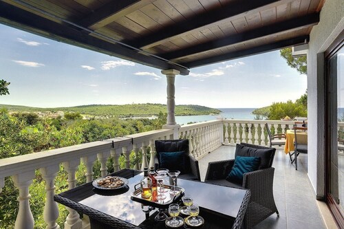 Traumhaft nur 500 Meter zum Strand mit Pool, Meerblick, Kicker, Darts, Tischtennis, BBQ